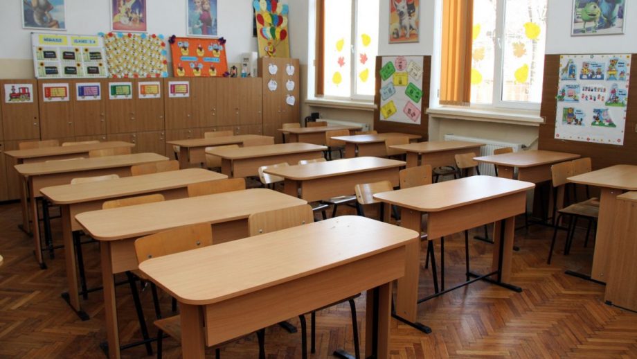 Părinții care colectează taxe ilegale în școli și grădinițe ar putea primi amenzi de până la 5 000 de lei